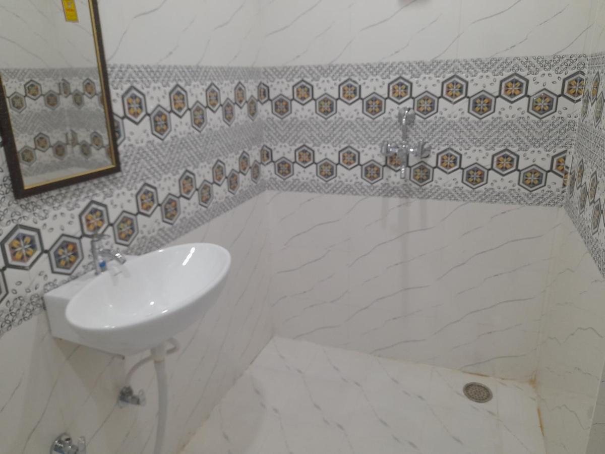 Rudraksha Guest House Varanasi Bagian luar foto