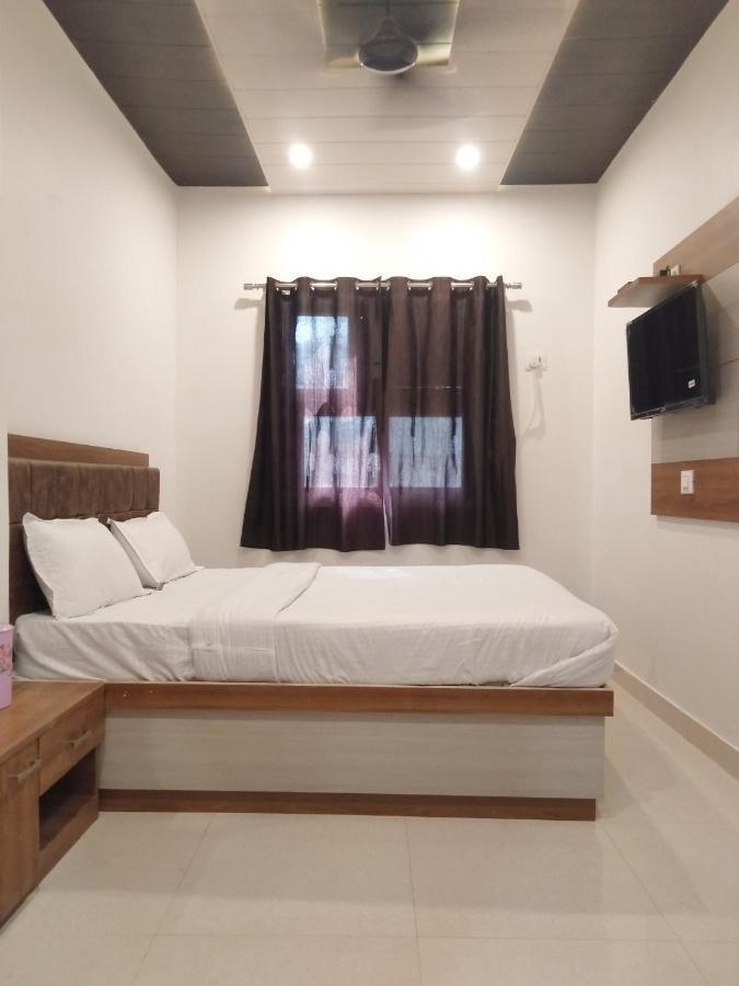 Rudraksha Guest House Varanasi Bagian luar foto